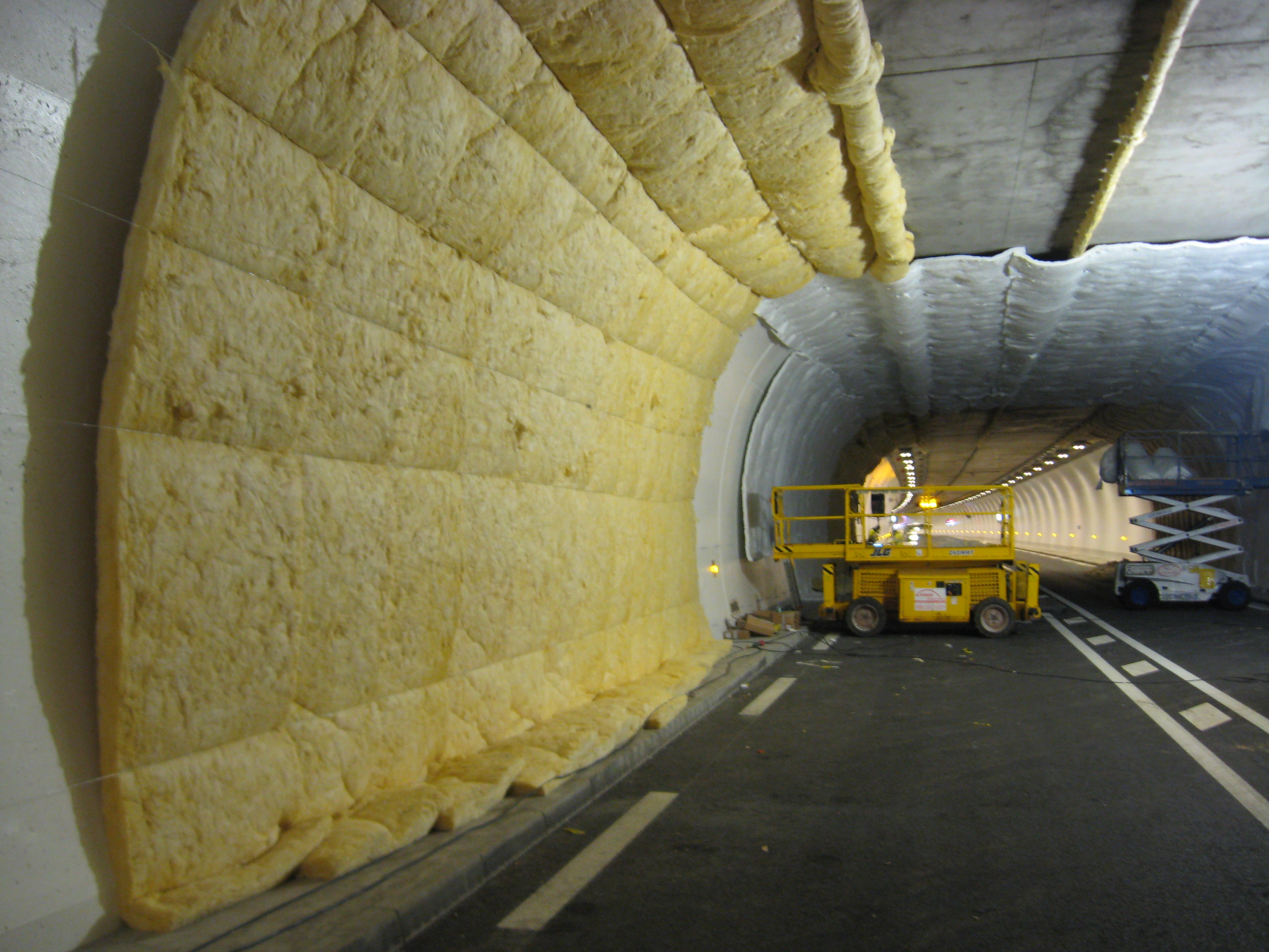 Figure 1 : Mise en place d'un test pour vérifier la réaction au feu du revêtement des parois du tunnel